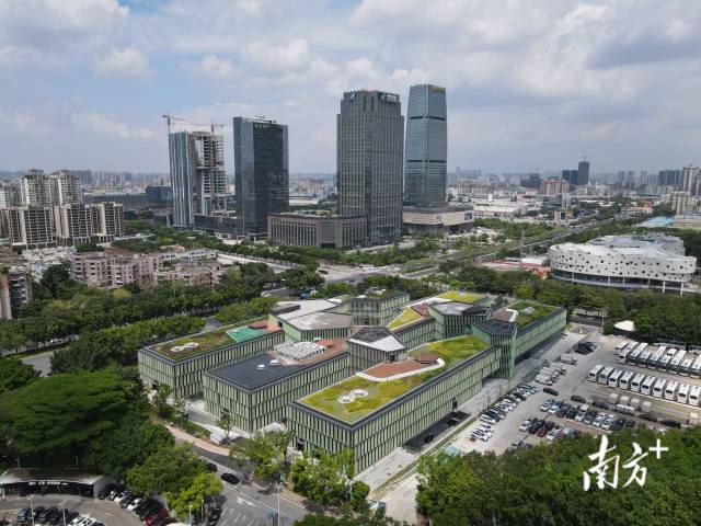 “第一马奇诺”顺利靠泊南沙三期码头。