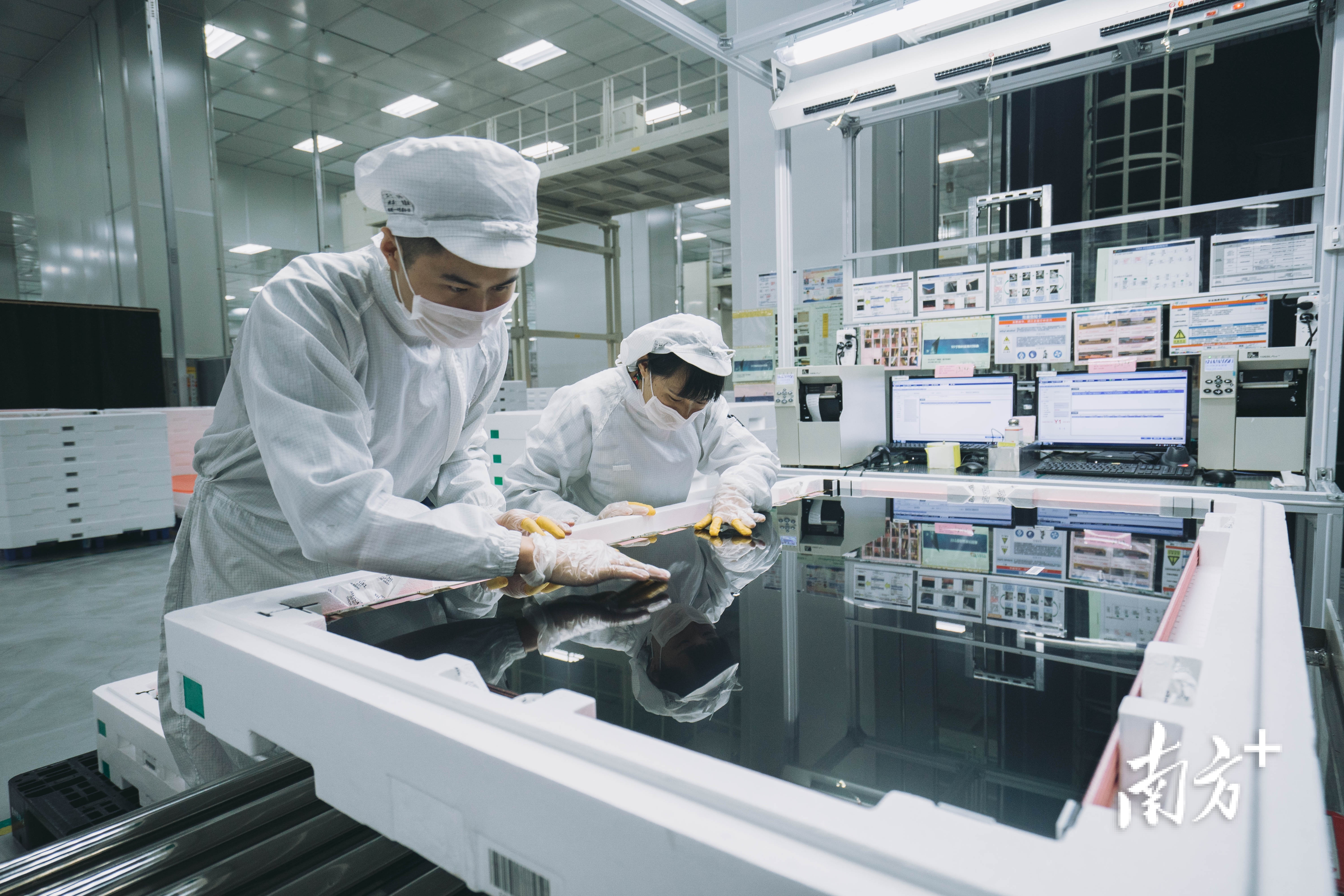 位于仲恺高新区的华星光电生产车间。