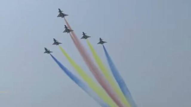 中国空军八一飞行表演队登场:6架歼10拉彩烟为共和国庆生