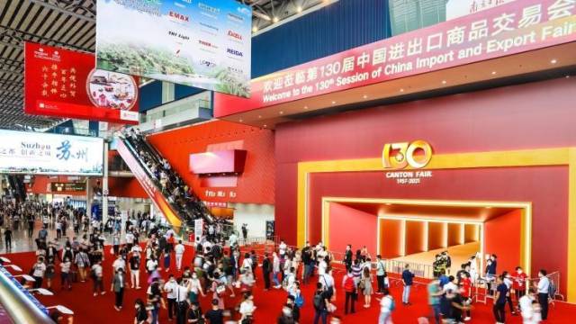 广交会开幕首日,延时摄影直击线下展馆人流如织