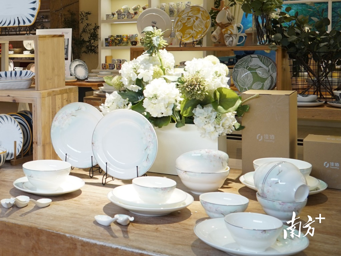 陶瓷是潮州响当当的“金字招牌”。 陶瓷是潮州响当当的“金字招牌”。