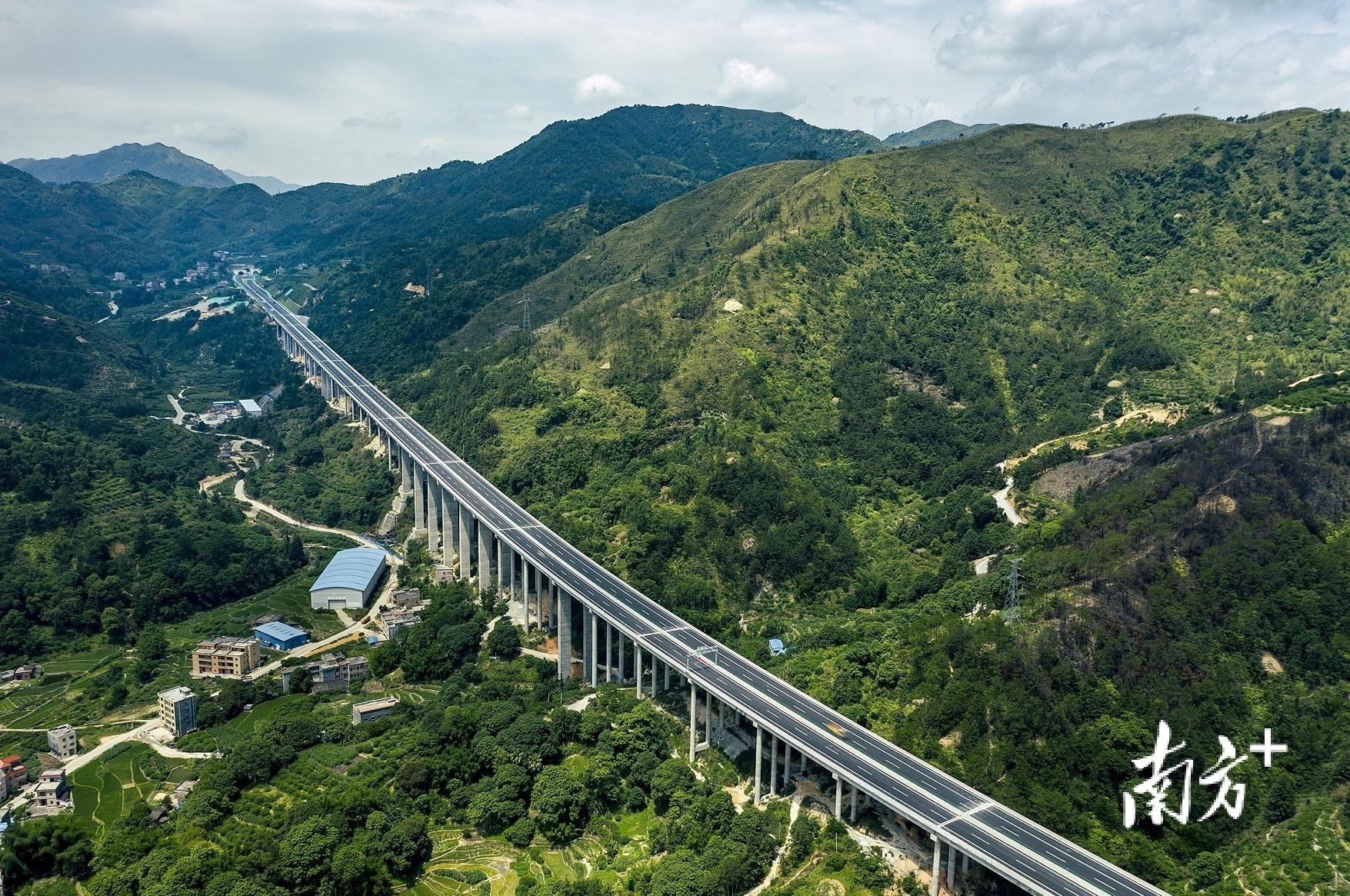 2021年6月，云茂高速全线通车，结束了信宜东部山区不通高速的历史。