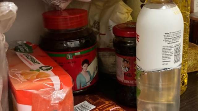 连线在乌首都华人：前几天囤积了物资，有老干妈和中国方便面