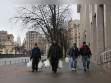 旅乌中国人见证24小时剧变：银行排长队，大量民众驱车离城