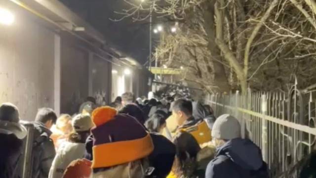 视频连线从基辅撤离的乌克兰留学生:吃到热泡面很开心