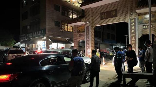 广东多辆救援车开往广西,飞机坠毁地附近村能闻到草木燃烧味