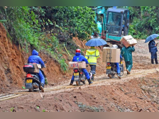 MU5735坠机现场的志愿服务队:有村民一家五口忙到凌晨