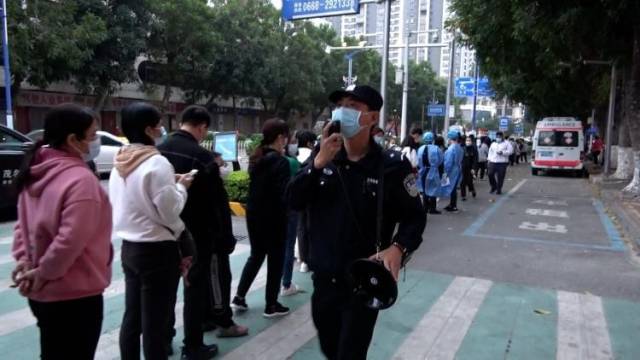 茂名公安连夜入驻封控区，筑起疫情防控的“铜墙铁壁”