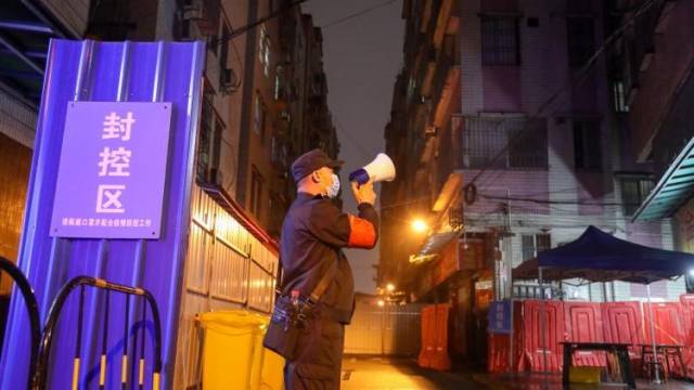 广州白云云城街封控区解封，工作人员为街坊送上鲜花和感谢信