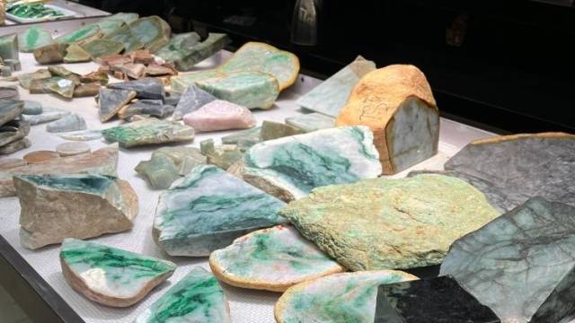 MU5735航线上的玉石从业者：不少同行搭这趟飞机做生意