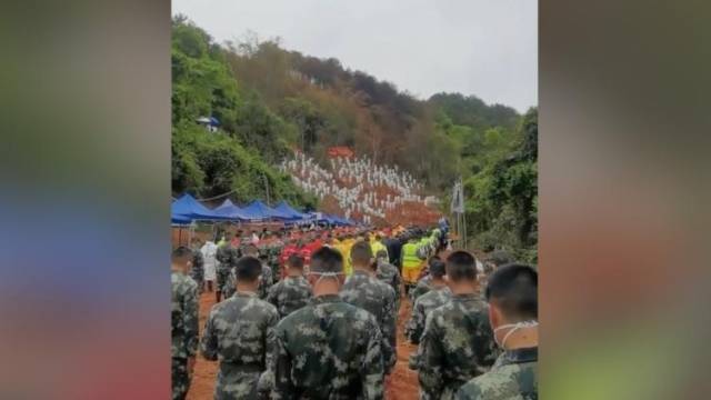 MU5735事故现场全场鸣笛致哀,搜救人员默哀3分钟