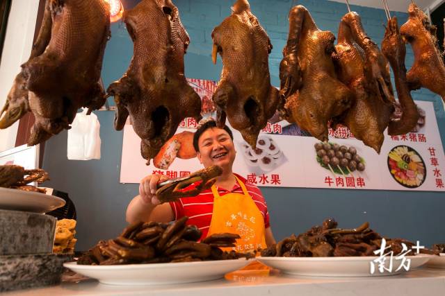 潮州美食种类繁多，卤狮头鹅近年来走红全国。