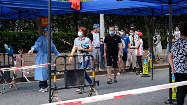 长沙姑娘与朋友一起报名，在广州体验当“防疫志愿者”