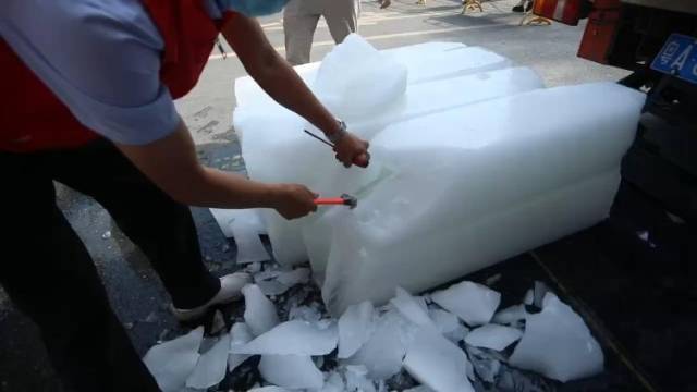 广州气温回升爱心企业送冰到核酸检测点，医护：冰很凉心很暖