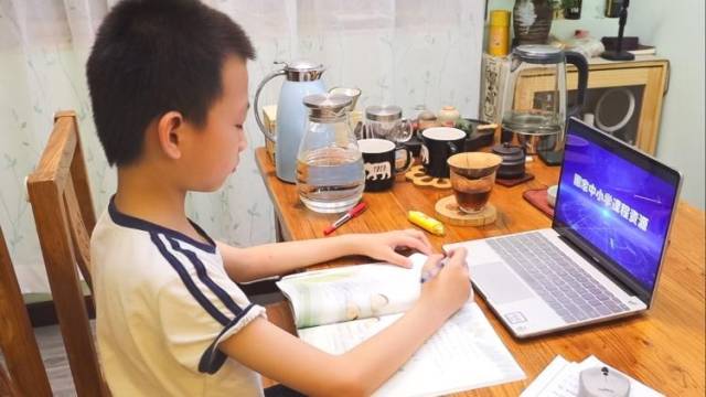 广州中小学生上网课的这一周，学生家长有话说！