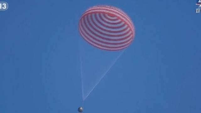 神舟十三号返回舱开伞，航天员：好久没感受重力的感觉了