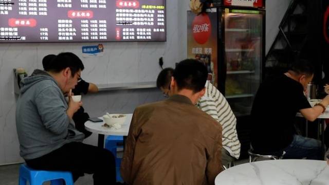 广州荔湾区北片恢复堂食首日，市民朋友外出“解馋”