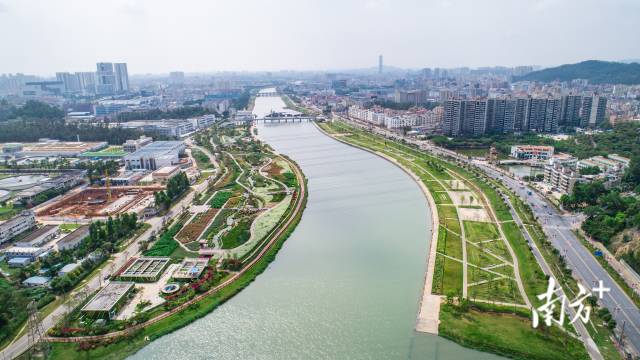 在深圳茅洲河两岸,碧道建设纵深推进,生态环境逐渐提升.