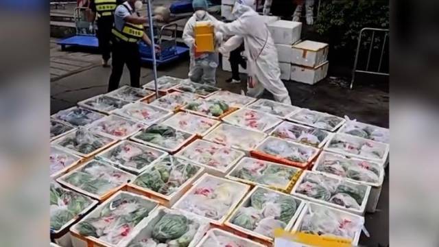 湛江霞山连夜募集志愿者驰援封控区，帮忙运送物资还上门送餐