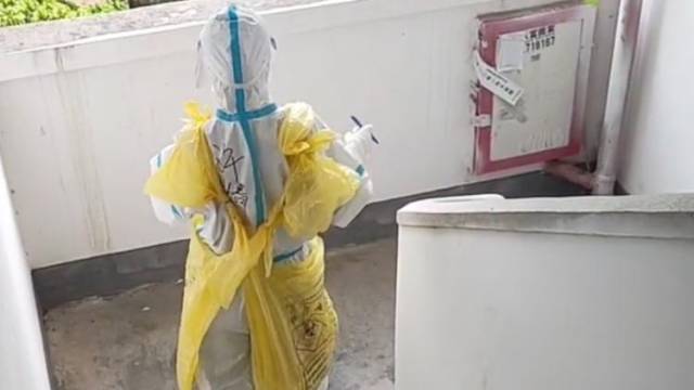 湛江一女老师在封控区内当楼长，记录下大白抗疫中的温暖瞬间