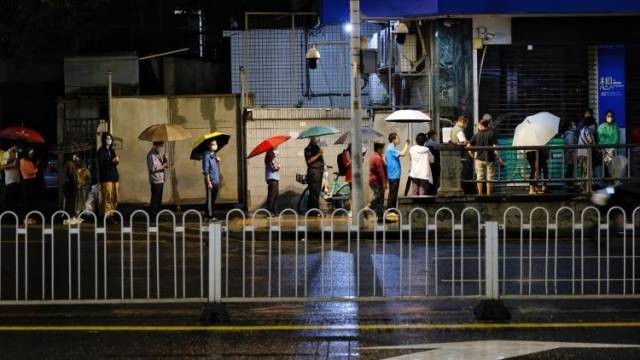 广州荔湾多街道核酸检测现场：市民排长队至深夜