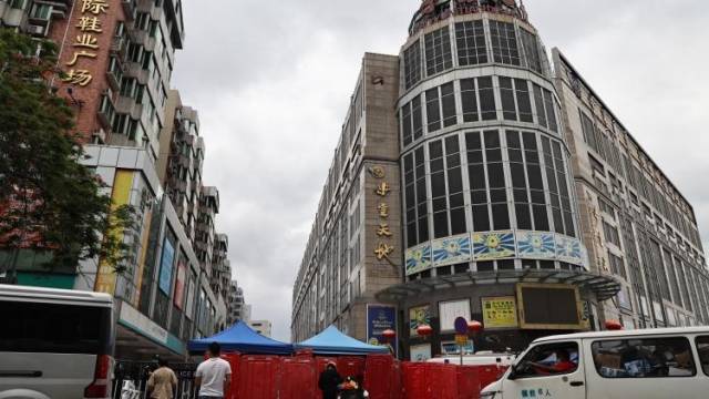 探访广州荔湾封控区外围：专人值守只进不出，有防疫物资送入