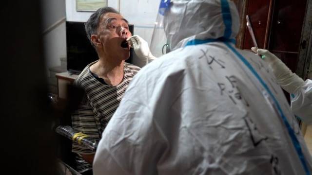 湛江医护抗疫第六日：深夜为伤残人士、高龄老人上门采核酸