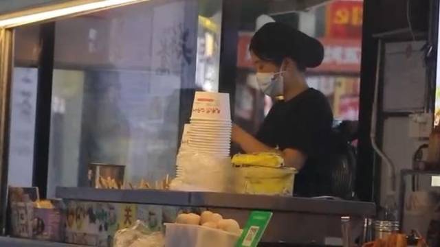 直击湛江首日复工复产现场，商铺堂食恢复市民冒雨外出就餐