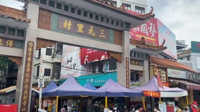 广州三元里地铁站部分入口暂停服务，市民正有序排队测核酸
