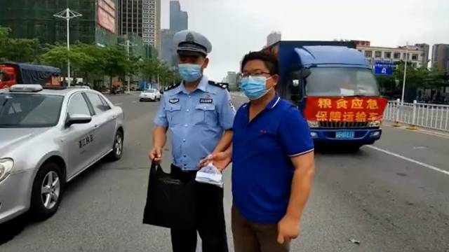 封控区被隔离老人急需增白针儿子求助，湛江交警帮助送药救急