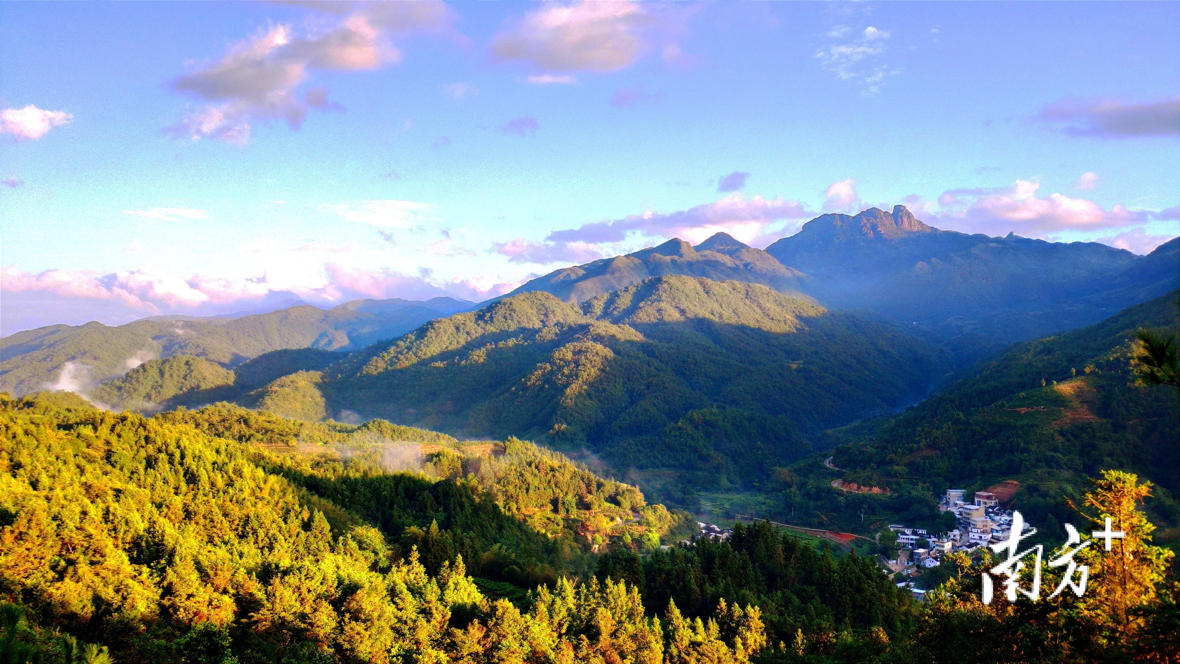 凤凰山风景如画。
