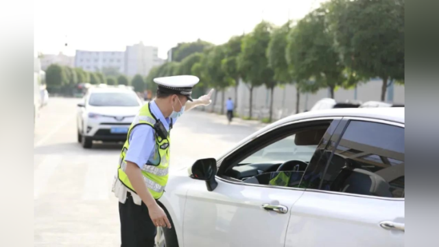 广东各地交警护航高考!深圳允许受阻涉考车紧急借用公交车道