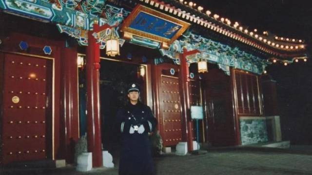 27年前考上北大的保安今年也在送考！建议学生坦然面对高考