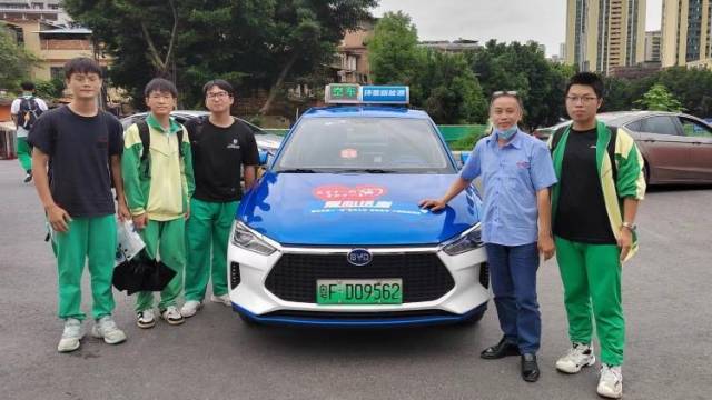 韶关的哥11年爱心送考：以毕生驾车经验，助高考生顺利赴考