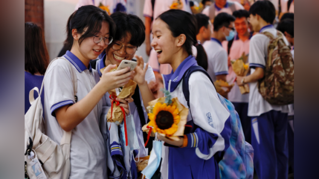 花式庆祝高考结束!广州学弟学妹送奶茶,家长送假面骑士手办