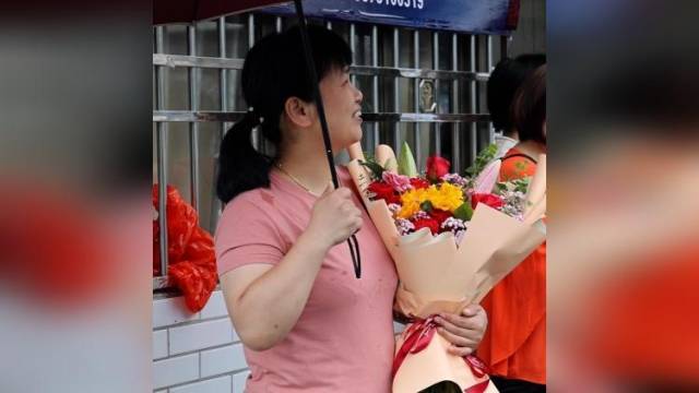 考场外母亲捧花等高考结束的女儿：就等六个小时，我太想见她