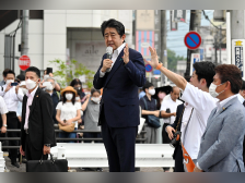 日本警方调查安倍遇刺现场:安保人员被分心,未注意到嫌疑人