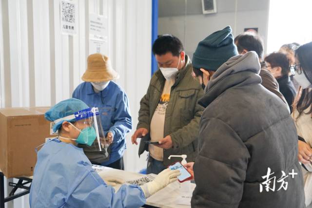 什么病人要上呼吸机从6万降至1.9万！广州发热患者就诊高峰已过，重症患者明显增多_https://www.jmylbn.com_新闻资讯_第2张