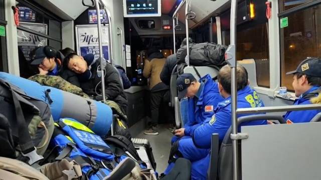 土耳其阿德亚曼受灾严重，中国一救援队首个奔抵两日未眠