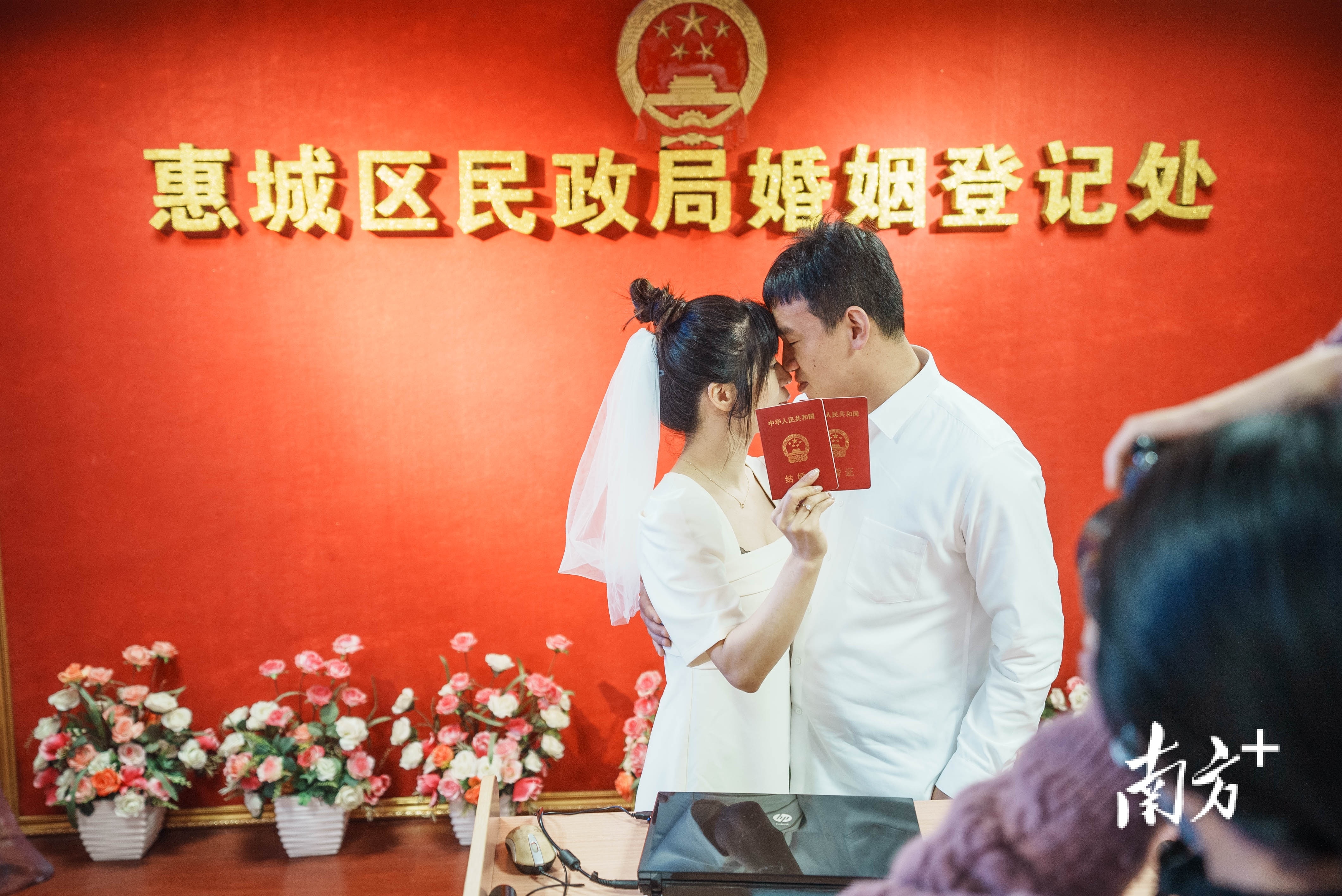 图集|情人节迎来“领证潮”,惠州444对新人预约结婚登记_南方plus_南方+
