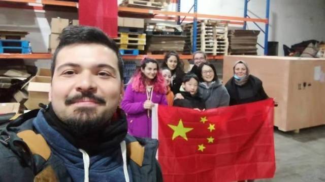 中方救援队千里驰援土耳其，两小时逾四百名当地人报名当翻译