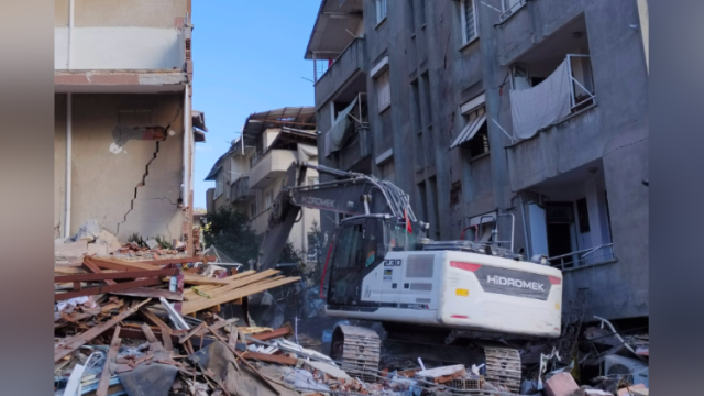 建筑损毁严重的土耳其安塔基亚：废墟下暴露出抗震设计等问题