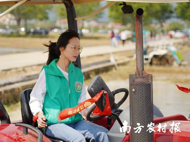 农机飒妹子沈燕芬。如今，她的两个妹妹、两个弟弟也都回到了增城老家，一起加入了合作社。