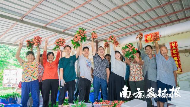 从线下到线上，是数字农业的广东实践，教陈小敏（前排左四）带上抖音“荔枝大王”冠冕。