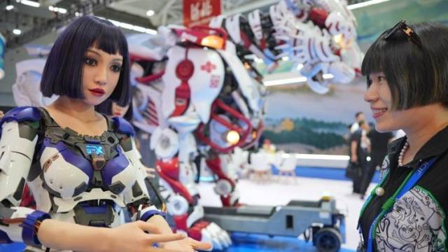 EX仿生人形机器人来了！文博会上一游客和机器人同款发型