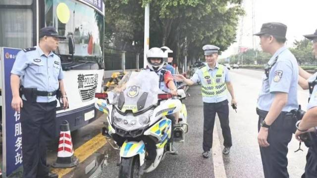 “大头虾”考生首日走错考场次日赶不上公交！佛山民警送考