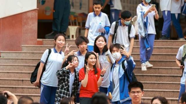 考场外的“花”式祝福，用鲜花和拥抱庆祝高考顺利结束