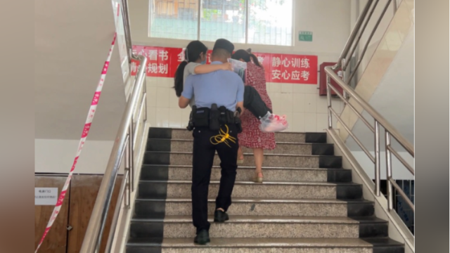 湛江高考考生脚受伤，辅警抱上楼送进考场！下午将再抱上6楼