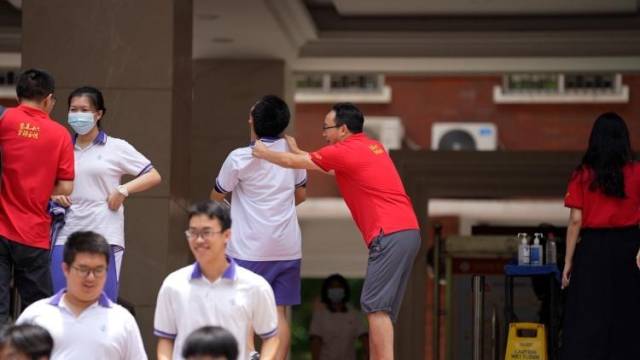 广州首批考生结束高考大喊“要撒欢”，家长手捧向日葵送祝福