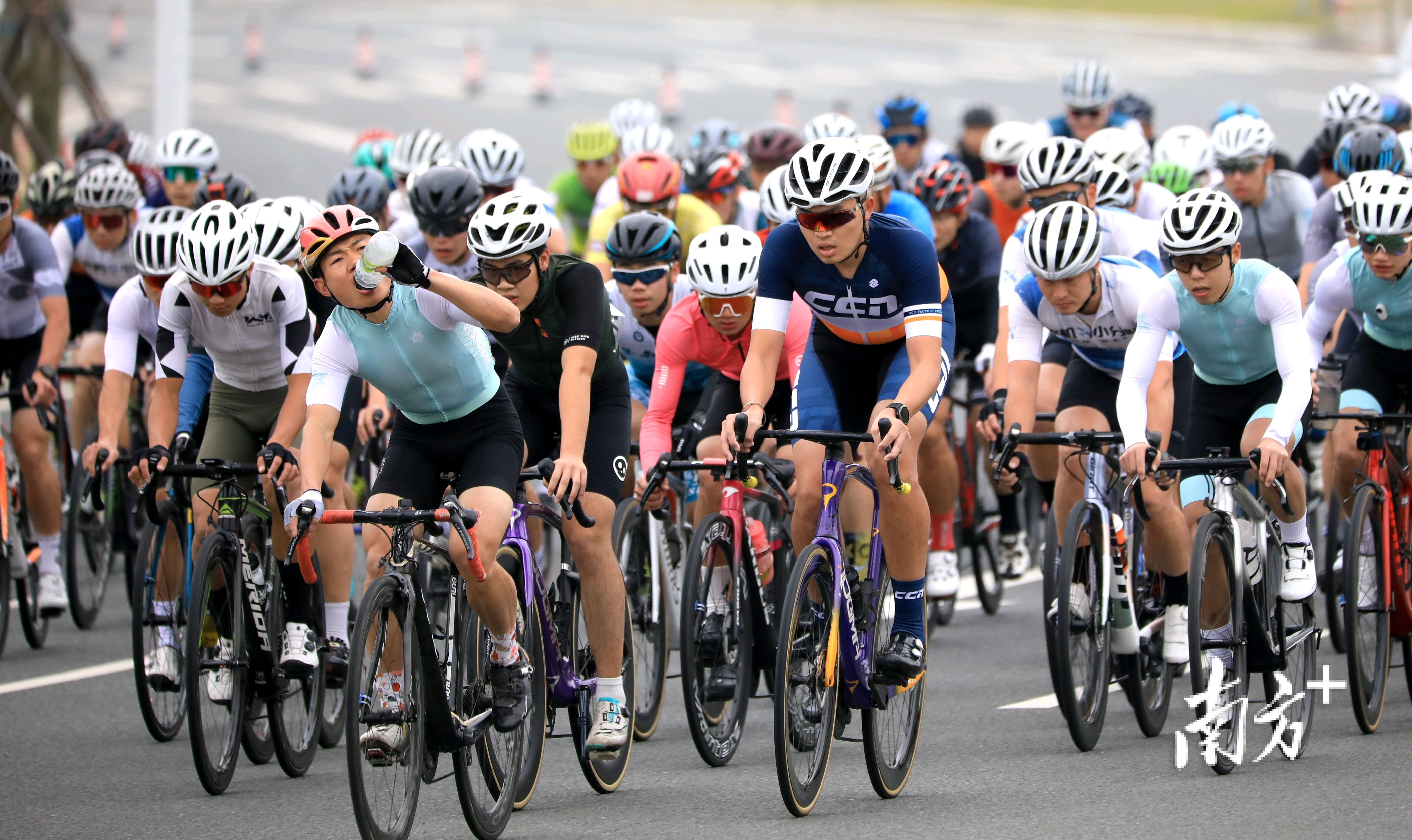 金湾“航空新城杯”公路自行车公开赛。